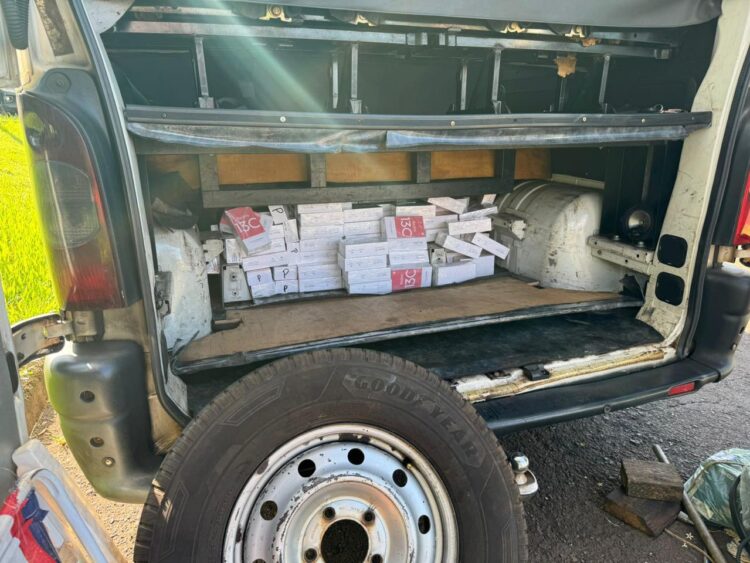 Motorista e passageiro de van escolar são presos com 250 celulares escondidos em fundo falso no veículo