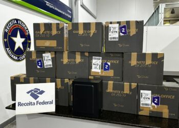 Receita Federal confisca 12 computadores com notas falsas no aeroporto de Foz do Iguaçu