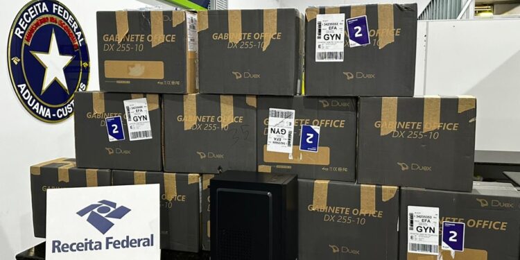 Receita Federal confisca 12 computadores com notas falsas no aeroporto de Foz do Iguaçu