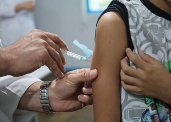 Falta de interesse pela vacina da dengue para crianças de 10 a 14 anos preocupa setor da saúde