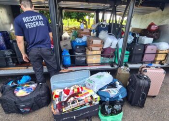 Dois ônibus com 700 mil em mercadorias são apreendidos pela Receita Federal