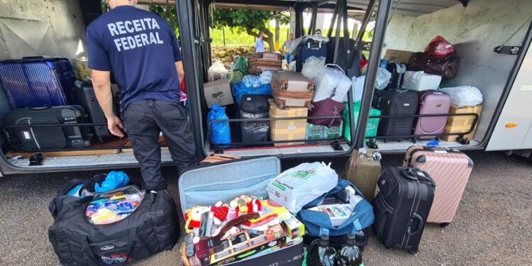 Dois ônibus com 700 mil em mercadorias são apreendidos pela Receita Federal