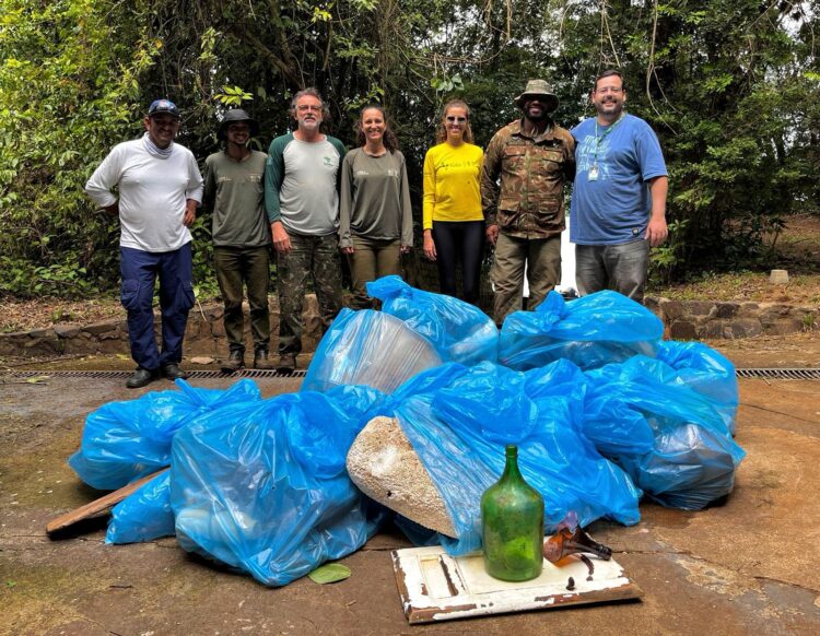 No Dia Mundial da Água, Parque Nacional faz limpeza no Rio Iguaçu