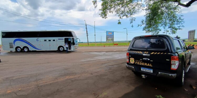 Família paraguaia que viajava para São Paulo sem documentos legais é encaminha ao consulado em Foz