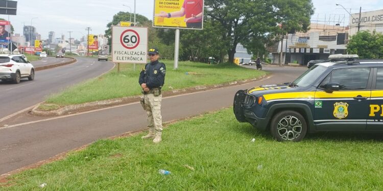 PRF flagra mais de 30 motoristas “furando fila” na entrada da Ponte da Amizade