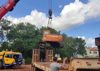 Com auxílio de guincho, máquina atolada é retirada do lago no Parque Monjolo
