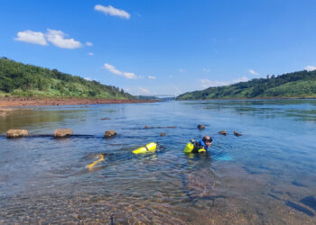 Mergulhadores estão inspecionando tubulações de água e esgoto tratado no Rio Paraná e Lago de Itaipu
