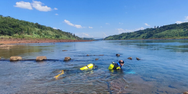 Mergulhadores estão inspecionando tubulações de água e esgoto tratado no Rio Paraná e Lago de Itaipu
