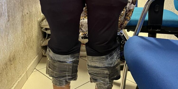 Mulheres com celulares amarrados ao corpo são flagradas na Ponte da Amizade