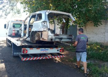 Após reclamação, carros abandonados na rua são recolhidos pelo Foztrans