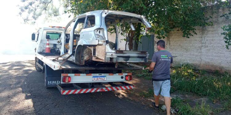 Após reclamação, carros abandonados na rua são recolhidos pelo Foztrans