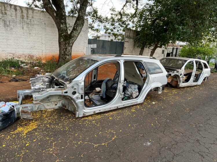 Após reclamação, carros abandonados na rua são recolhidos pelo Foztrans