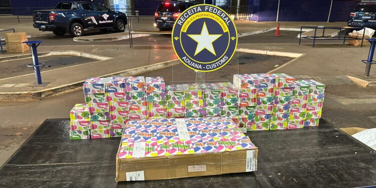Quatro carros com R$ 124 mil em mercadorias são retidos na Ponte da Amizade