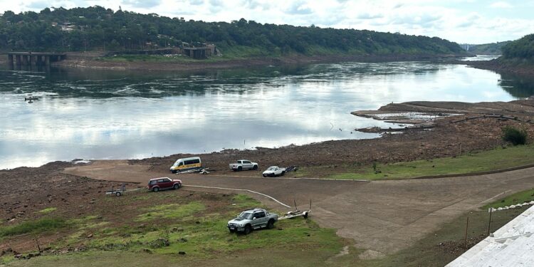 Baixa no nível do Rio Paraná faz empresa suspender transporte entre Presidente Franco e Porto Iguaçu