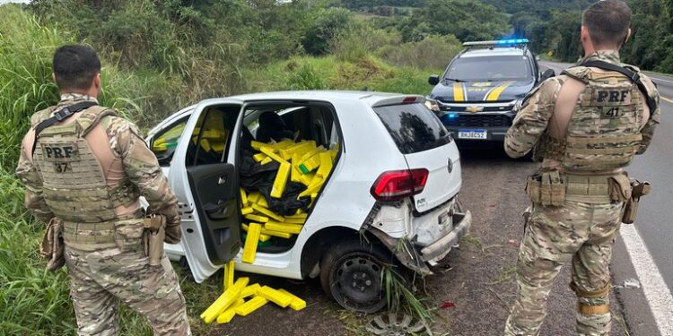 Após perseguição e capotamento, PRF apreende adolescente com mais de meia tonelada de maconha no carro