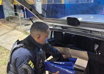 Fiscalização da PRF resulta em três prisões e apreensões de arma, coletes, droga e um carro