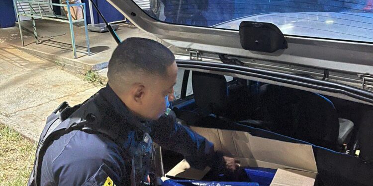 Fiscalização da PRF resulta em três prisões e apreensões de arma, coletes, droga e um carro