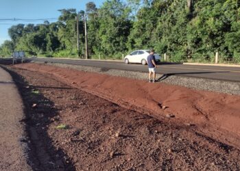 Moradores e empresários do bairro Cataratas II cobram uma solução para a falta de ponto de ônibus e iluminação na Rodovia das Cataratas
