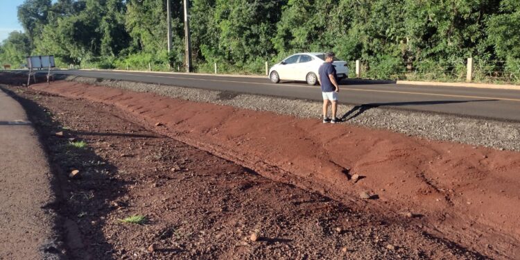 Moradores e empresários do bairro Cataratas II cobram uma solução para a falta de ponto de ônibus e iluminação na Rodovia das Cataratas
