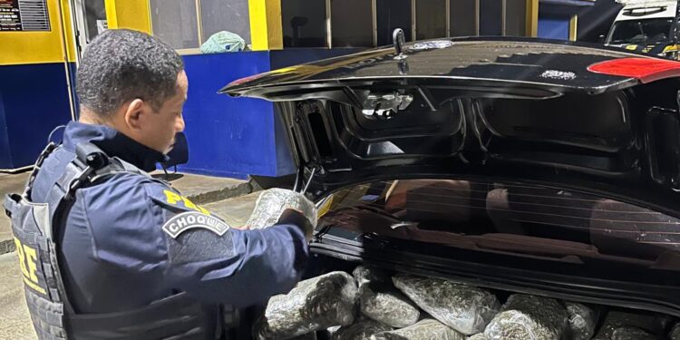 Em quatro ocorrências, PRF apreende arma, drogas e seis pessoas são presas, em Santa Terezinha de Itaipu