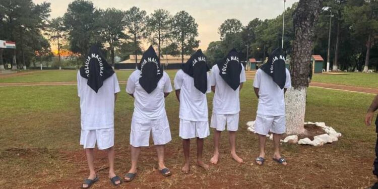 Paraguai expulsa 25 brasileiros ligados ao PCC presos no vizinho país