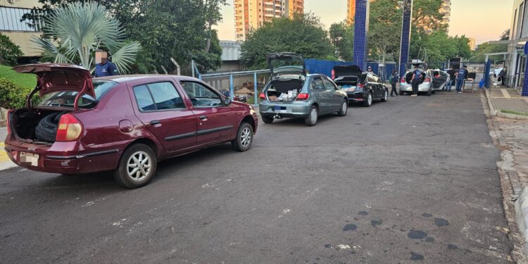 Receita Federal apreende 7 veículos na BR-277 com R$ 325 mil em mercadorias