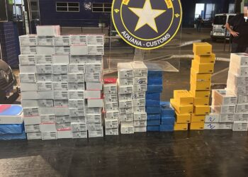 Receita apreende mais de R$ 91 mil em celulares escondidos em fundo falso de veículo paraguaio