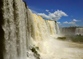 No aniversário de Capitão Leônidas Marques moradores não pagam ingresso para visitar as Cataratas