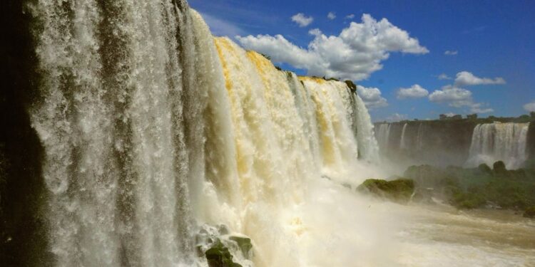 No aniversário de Capitão Leônidas Marques moradores não pagam ingresso para visitar as Cataratas