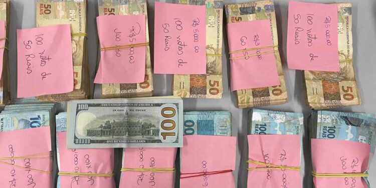 Mulher que cruzava a fronteira com R$ 97 mil em espécie tem metade do dinheiro retido