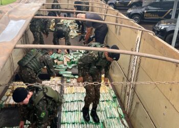 PF e Receita Federal apreendem carreta com 3 toneladas de maconha em fundo falso