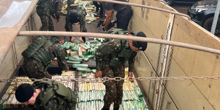 PF e Receita Federal apreendem carreta com 3 toneladas de maconha em fundo falso