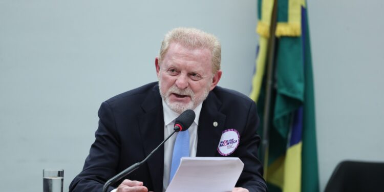 Projeto do deputado Vermelho propõe estender licença-maternidade a estudantes
