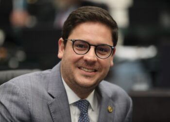 Deputado Matheus Vermelho propõe lei para informar consumidores sobre venda de sacolas em estabelecimentos comerciais