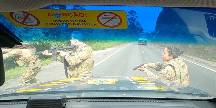 Dois homens são presos após meia hora de perseguição na BR-277, em Balsa Nova