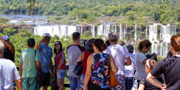 Parque Nacional do Iguaçu fechou o mês de abril com 116 mil visitantes de 120 países