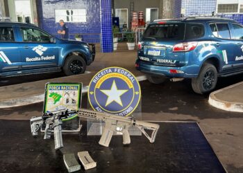 Receita Federal apreende 2 fuzis em fundo falso de carro paraguaio
