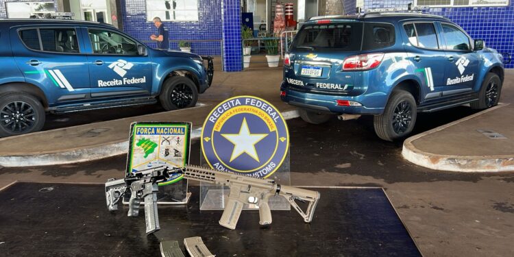 Receita Federal apreende 2 fuzis em fundo falso de carro paraguaio