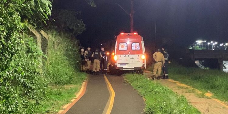 Morador de rua morre eletrocutado ao tentar furtar fios de um poste na Vila A