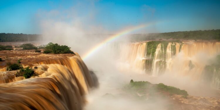 Aumento no volume de água nas Cataratas não tem ligação com as enchentes no Rio Grande do Sul