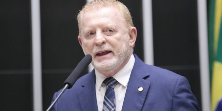 Audiência pública proposta por deputado Vermelho busca melhorias no transporte aéreo brasileiro