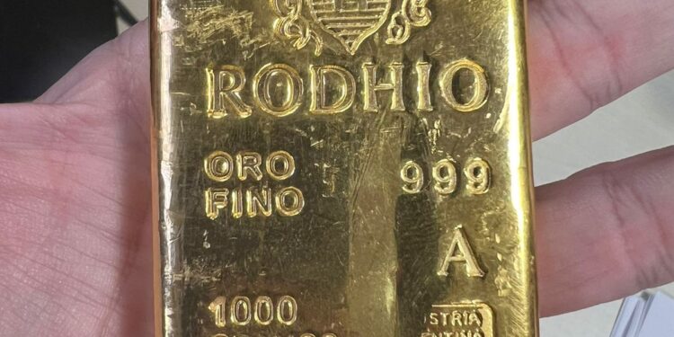 Passageiro que tentava embarcar com barra de ouro é preso no aeroporto em Foz do Iguaçu