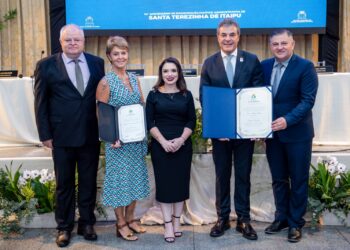 Beto Richa recebe Título de Cidadão Honorário de Santa Terezinha de Itaipu