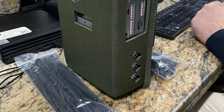 Homem é preso com bloqueador de sinal e maconha após tentativa de fuga na BR-277