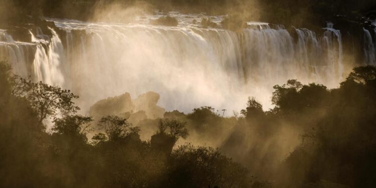 Turismo nas Cataratas: Parque Nacional do Iguaçu vai abrir mais cedo e espera 30 mil visitantes no feriadão