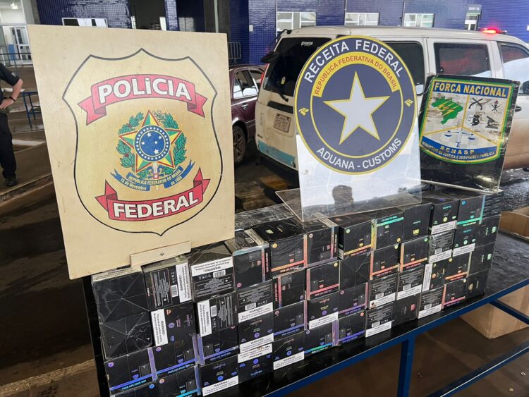 Duas pessoas são presas na Ponte da Amizade transportando drogas em fundo falso nos veículos