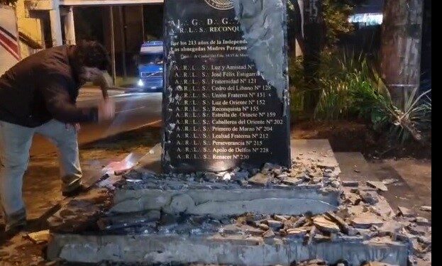 Ex-vereador de Ciudad del Este destrói monumento instalado por maçons na cidade