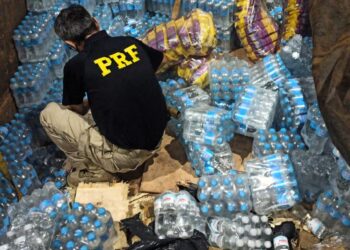 PRF descobre 4 toneladas de maconha embaixo de donativos para o RS