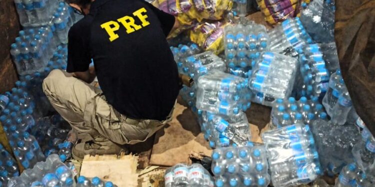 PRF descobre 4 toneladas de maconha embaixo de donativos para o RS