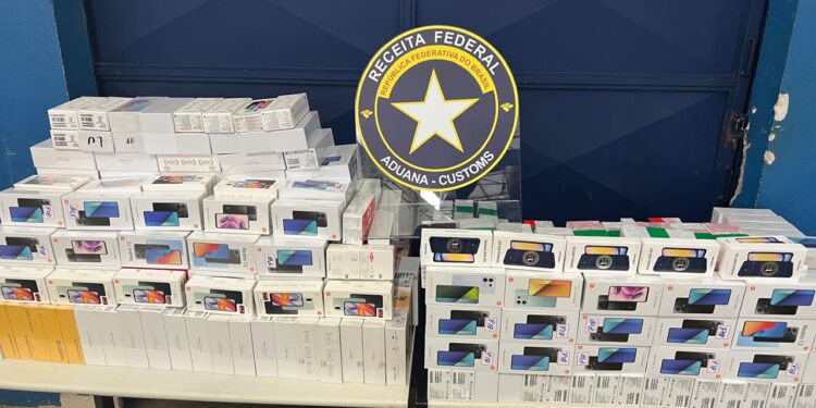 Empresa de vendas online tem R$ 700 mil em celulares apreendidos pela Receita Federal